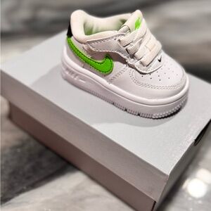 Nike White and Green Sneakers with Velcro Closure